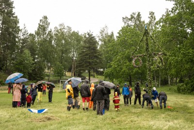 Den finklädda stången reses